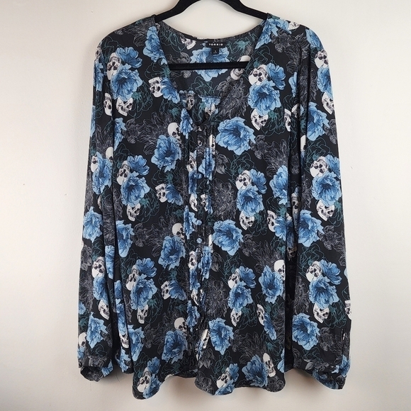 Torrid women size 3 ( 22-24) pintuck button front blouse Skull Floral - Picture 2 of 15